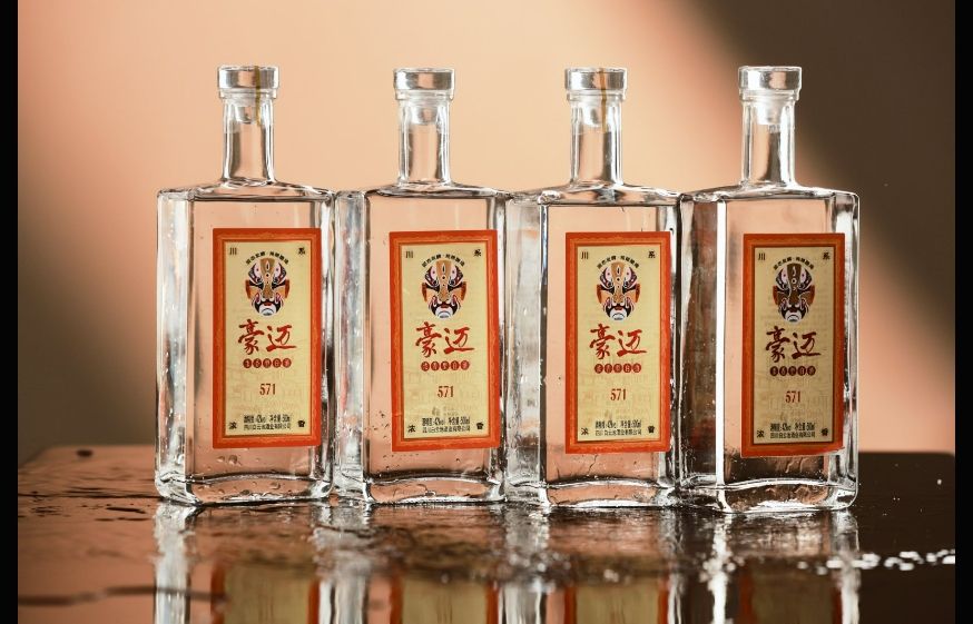 中秋佳节，以一杯豪迈浓香白酒共叙团圆温情