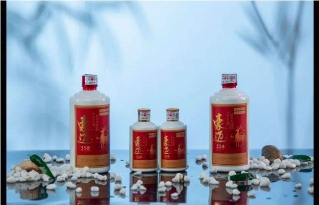 一杯豪迈酱香白酒，敬岁月、敬过往、敬知己